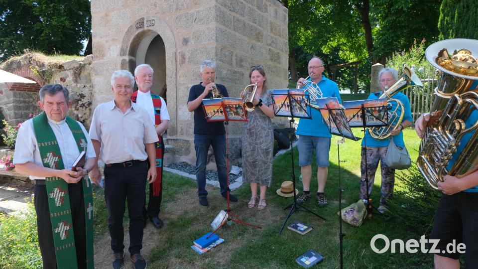 Eine besondere Aufwertung erhält die Segnungsfeier des Schlatteiner Glockenturms durch die Mitwirkung einer Bläsergruppe des evangelischen Posaunenchores unter Leitung von Wolfgang Lang. Bild: Fred Lehner