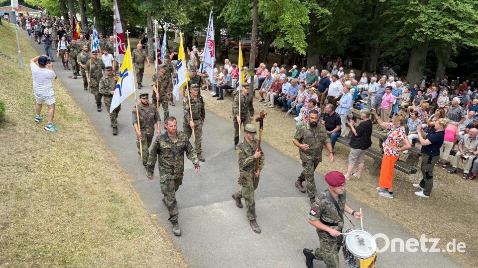 Zum Gottesdienst der Soldatenwallfahrt fanden sich auch viele Bürger auf dem Mariahilfberg ein. Bild: Petra Hartl