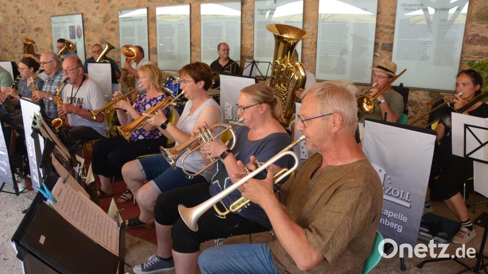 Ganz in zivil präsentieren sich die Musikanten der Zollkapelle Nürnberg im Schafferhof in Konnersreuth, vorne rechts Leiter Armin Scharnagl. Bild: jr