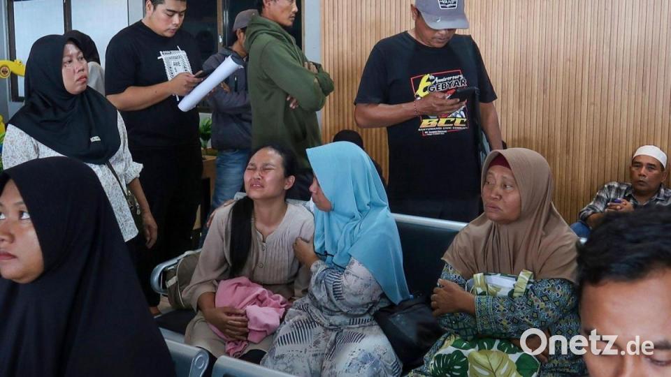 Am Hafen auf Java warteten viele Menschen auf Informationen. Bild: Andur/AP/dpa