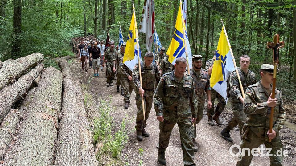 Soldaten aus der ganzen Oberpfalz, aber auch darüber hinaus, zogen am Donnerstag auf den Mariahilfberg in Amberg. Bild: Petra Hartl
