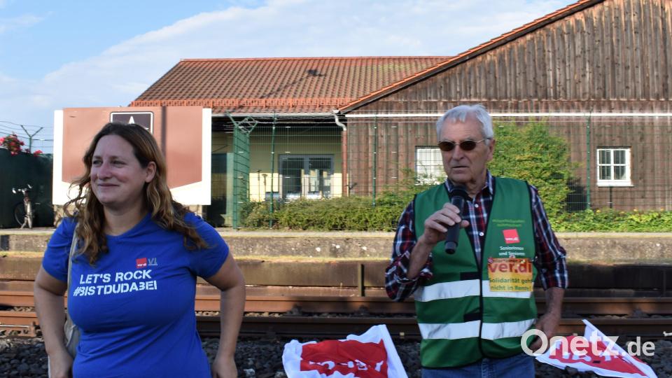 Verdi-Gewerkschaftssekretärin Kathrin Birner und der Oberpfälzer Seniorenvorsitzende Manfred Haberzeth. Bild: rgr