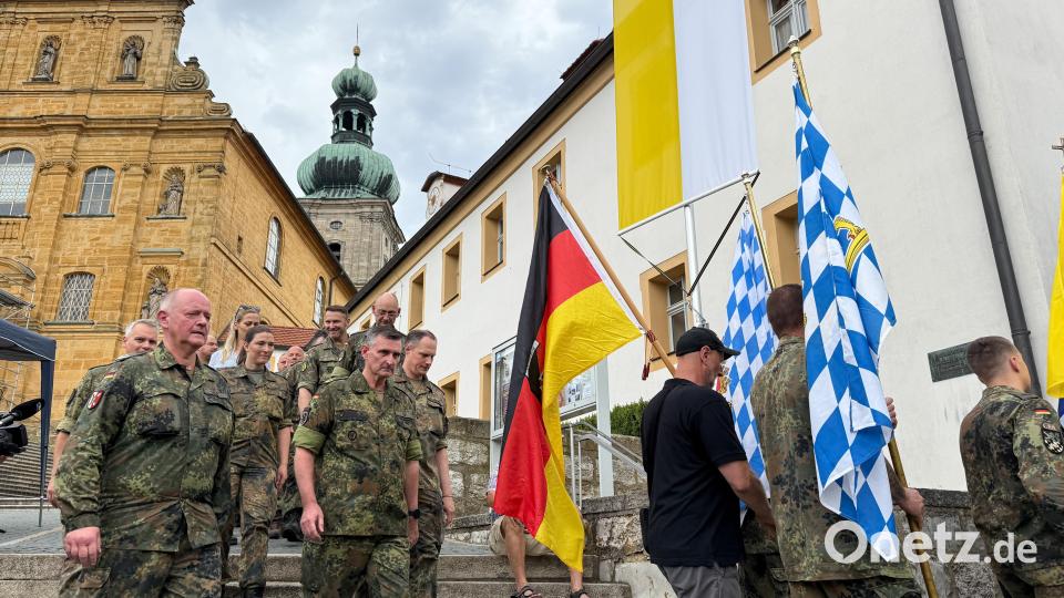 Einzug zum Gottesdienst. Bild: Petra Hartl