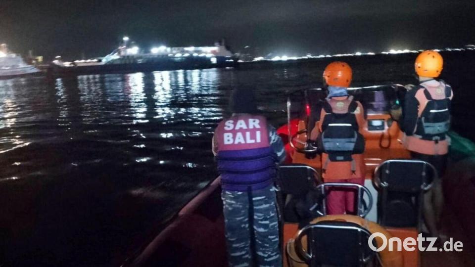 Seit der Nacht suchen Einsatzkräfte nach Überlebenden. Bild: BASARNAS/BASARNAS/AP/dpa