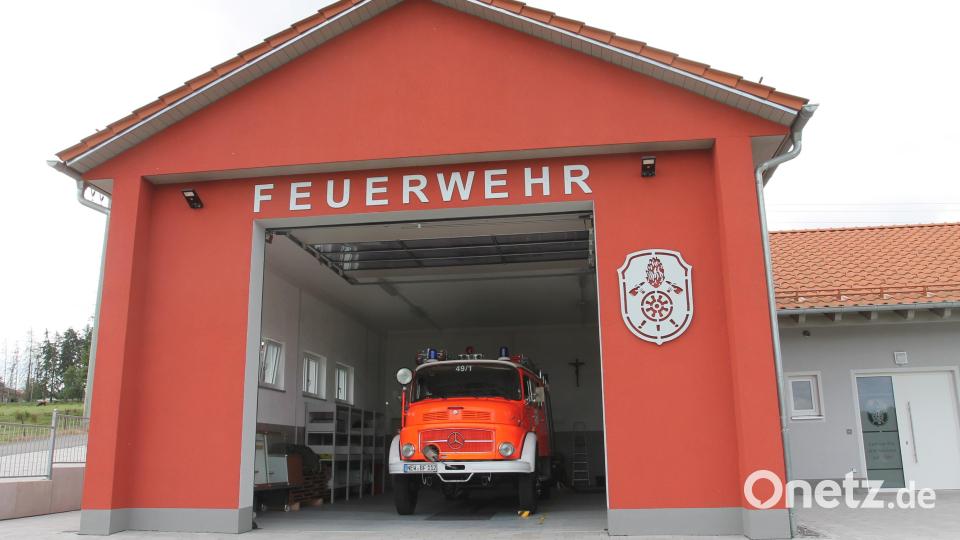 Das 49 Jahre alte LF 16 hat im neuen Feuerwehrhaus ausreichend Platz. Bild: pi