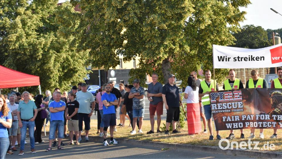Zahlreiche Zivilbeschäftigte nahmen am Streik am Donnerstagfrüh vor der Wache 3 in Grafenwöhr teil. Bild: rgr