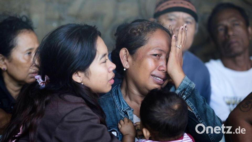 Viele Familien warteten seit der Nacht auf Nachrichten. Bild: Firdia Lisnawati/AP/dpa