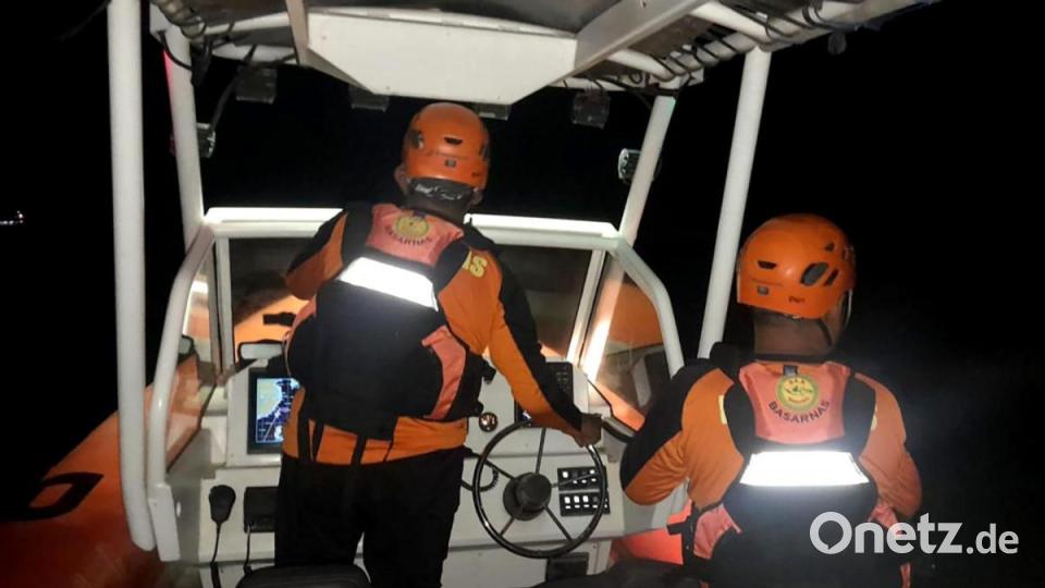 Rettungskräfte suchen nach vermissten Passagieren. Bild: Handout/National Search and Rescue Agency of Indonesia/XinHua/dpa