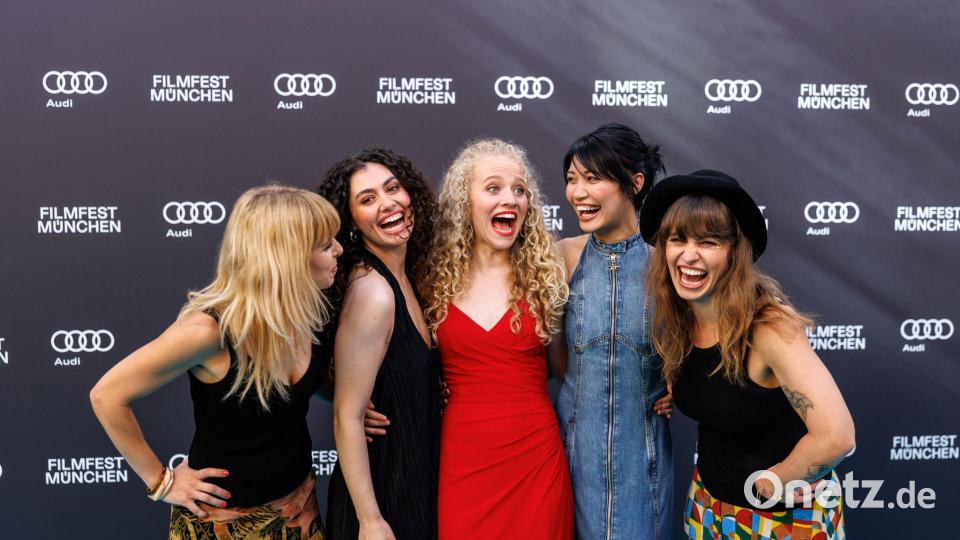 Monika Plura, Julia Novohradsky, Kya-Celina Barucki, Nhung Hong und Martina Plura bei der Premiere. Bild: Matthias Balk/dpa