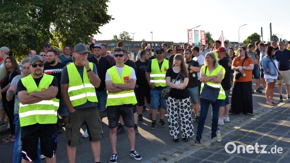 Zahlreiche Zivilbeschäftigte nahmen am Streik am Donnerstagfrüh vor der Wache 3 in Grafenwöhr teil. Bild: rgr