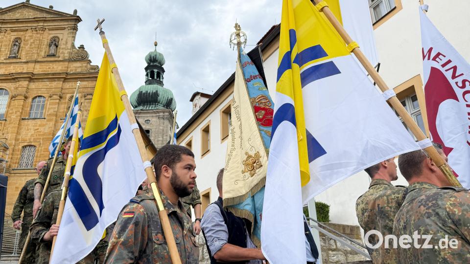 Die Soldaten auf den Treppen zur Bergkirche. Bild: Petra Hartl