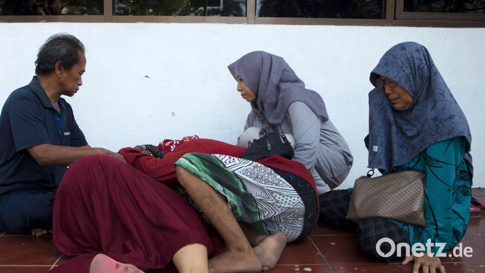 Viele Angehörige waren völlig verzweifelt. Bild: Firdia Lisnawati/AP/dpa