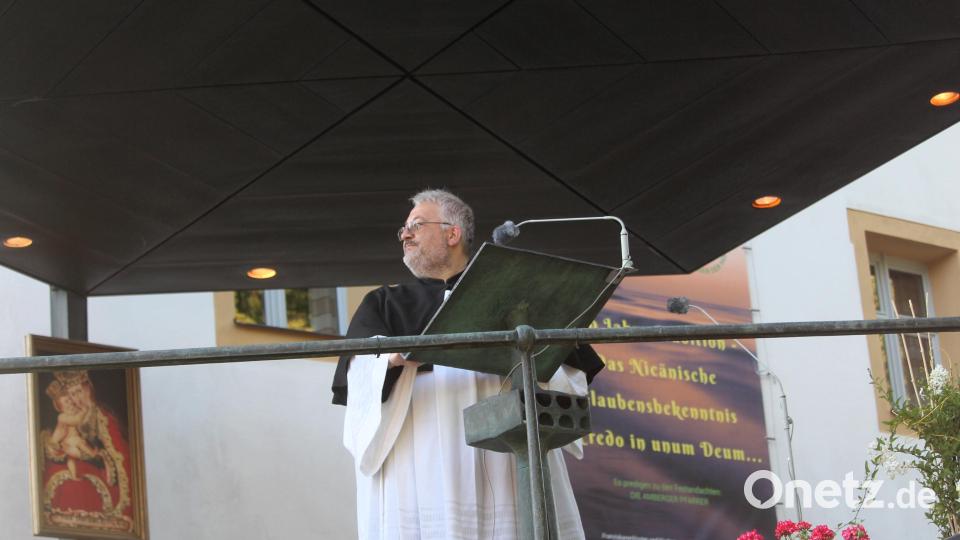 Carsten Jakomovicz begrüßte die &quot;Schäfchen&quot; auf der Treppe und bedankte sich bei der Katholischen Studierenden Jugend (KSJ) Amberg für die inhaltliche Gestaltung der Jugendandacht. Bild: Dagmar Williamson