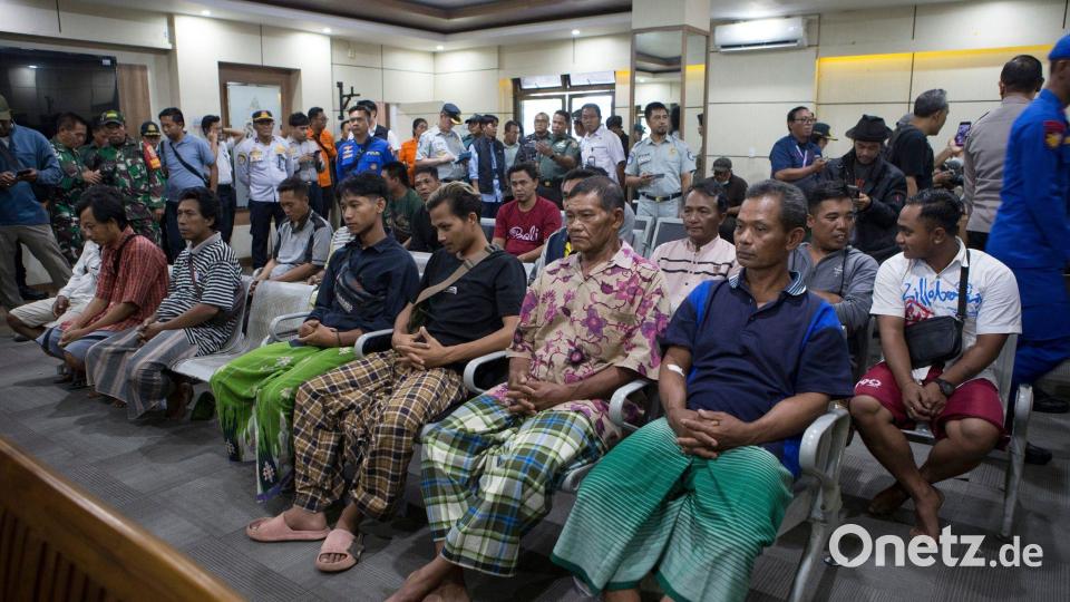 Die Überlebenden wurden zunächst ärztlich untersucht. Bild: Firdia Lisnawati/AP/dpa