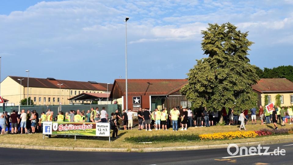 Zahlreiche Zivilbeschäftigte nahmen am Streik am Donnerstagfrüh vor der Wache 3 in Grafenwöhr teil. Bild: rgr