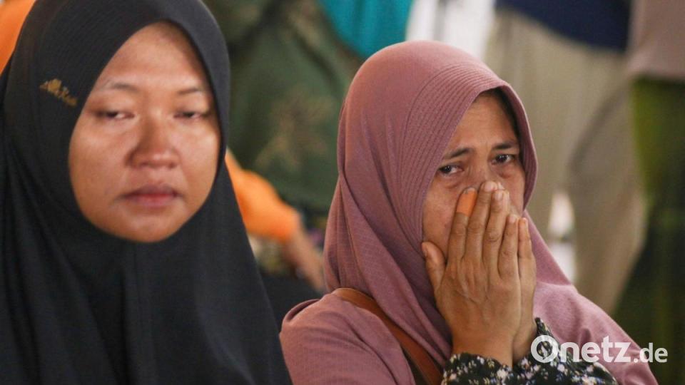 Angehörige bangten um die vielen Vermissten. Bild: Andur/AP/dpa