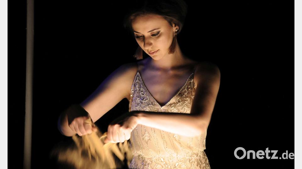 Die Queen of Sand zaubert Bilder aus Sand und nimmt das Publikum mit auf eine Reise um die ganze Welt. Bild: We Produktion/exb