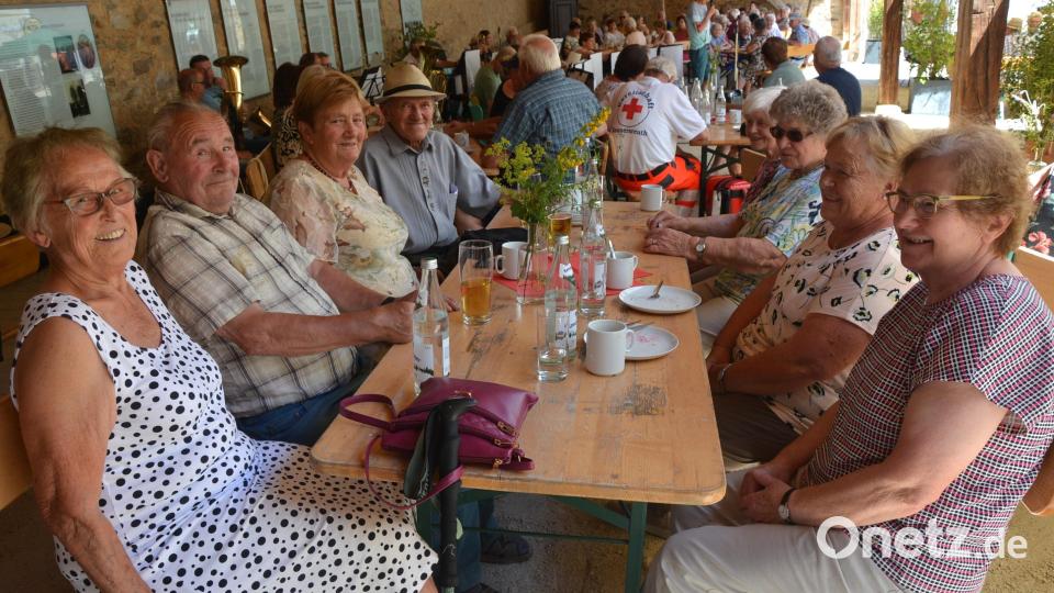 Trotz Temperaturen bis zu 35 Grad war der Schafferhof mit Fans der Zollkapelle Nürnberg bestens besucht. Bild: jr