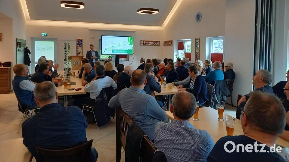 Bei der interkommunalen Ratssitzung der ILE Brückenland Bayern-Böhmen wurde das neue Entwicklungskonzept vorgestellt. Bild: Christian Karl/exb