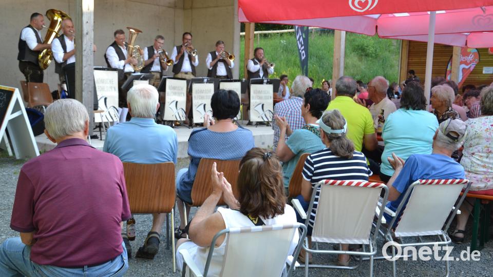 Die Serenadenreihe im Rahmen des Moosbacher Musiksommers setzte die „Böhmische Blechblous´n“ fort und erntete viel Beifall. Bild: gi