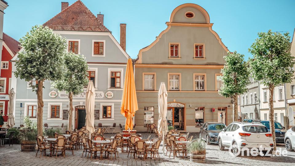 Der Salzstadelplatz in Amberg lädt nach einer Umgestaltung wieder zum Verweilen ein. Die Bäume – vier Platanen – sind ein zentrales Element des Platzes. Bild: Michael Golinski, Stadt Amberg