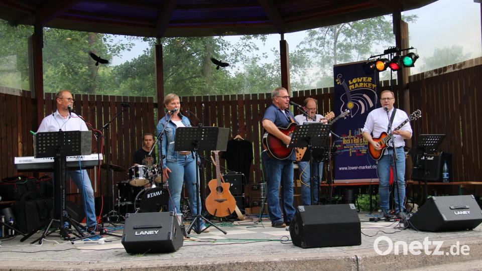 Die Cover-Band &quot;Lower Market&quot; rockt die Serenade in der Freizeitanlage. Mit ihrer Leidenschaft für hochwertige Livemusik begeistert sie das Publikum von Beginn an. Bild: prh