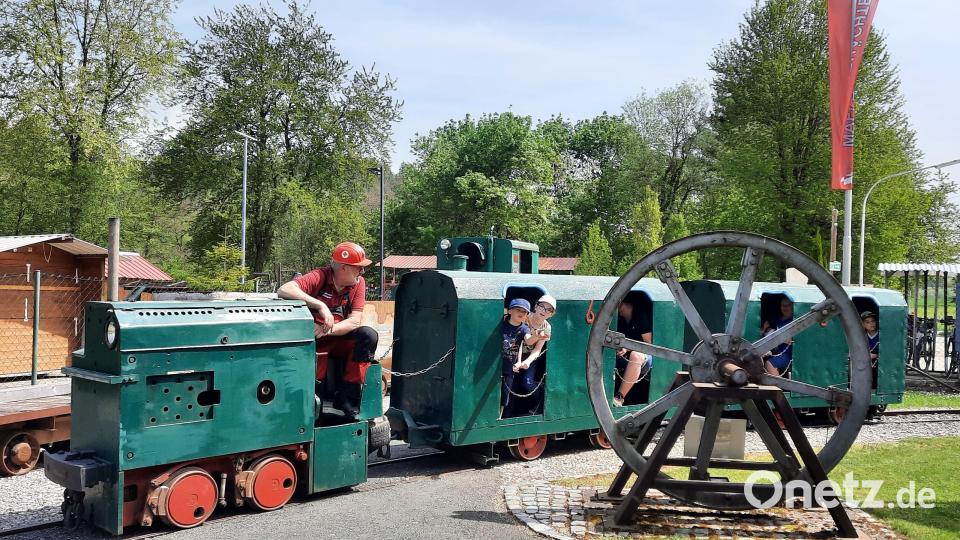 Die Grubenbahn ist nicht nur bei den jüngeren Museumsbesuchern der Hit. Auch ältere Gäste genießen die Fahrt in der Bahn, die einst unter Tage unterwegs war. Sie fährt am Nachmittag, wenn am Sonntag Museumstag ist. Archivbild: Brigitte Grüner/exb
