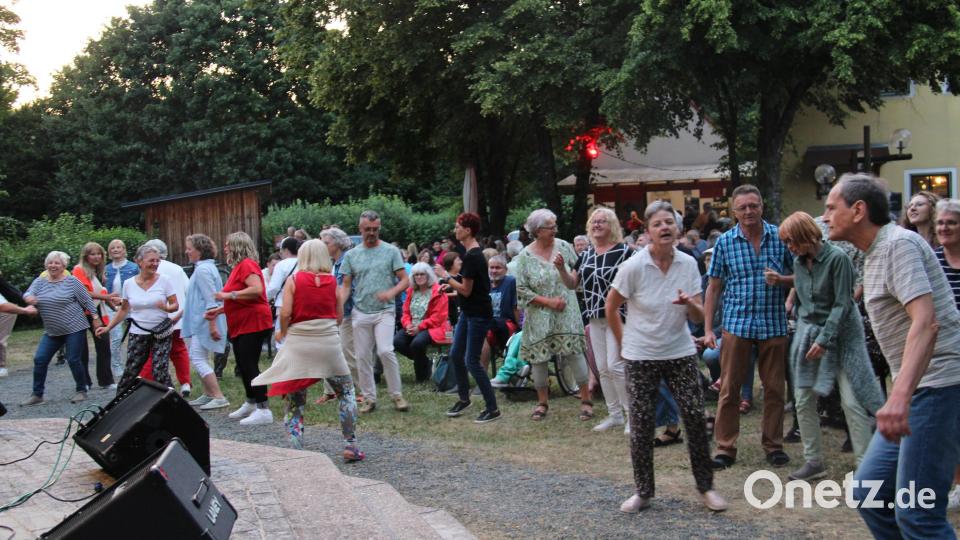 Der Cover-Band &quot;Lower Market&quot; gelingt es, das Publikum zum Mitsingen und Tanzen vor der Bühne zu animieren. Bild: prh