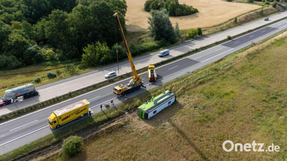 Ein Flixbus ist von der Fahrbahn abgekommen und auf die Seite gekippt. Bild: René Schröder/NEWS5/dpa