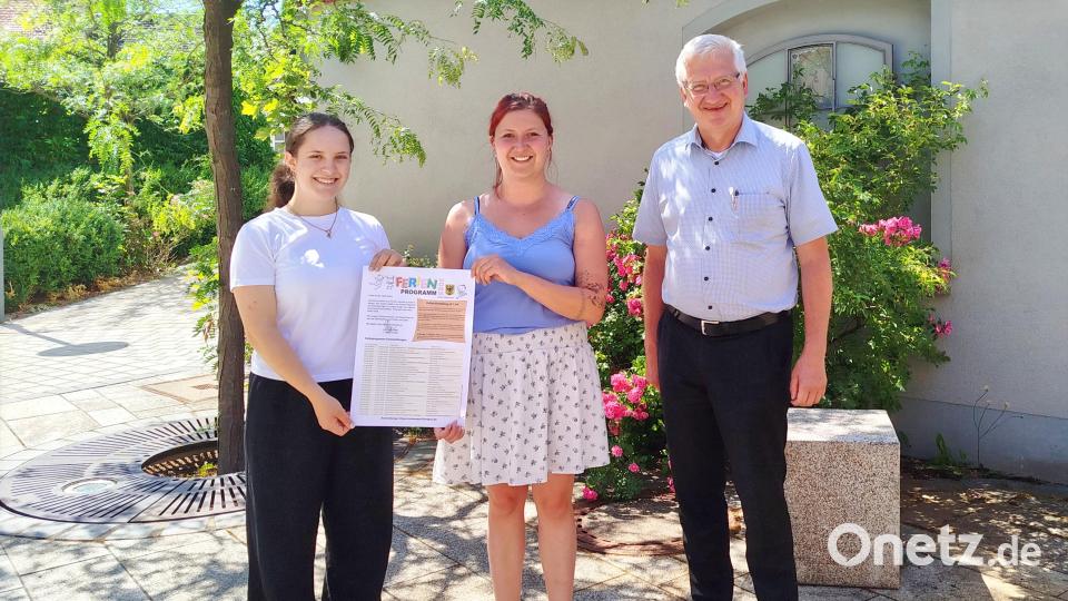 (Von links) Jugendbeauftragte Marie Schleicher, Mitarbeiterin Corina Rumpler und Bürgermeister Johannes Reger präsentieren das neue Ferienprogramm. Bild: Jochen Neumann