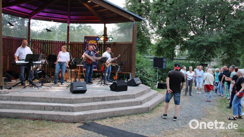 Die Cover-Band &quot;Lower Market&quot; rockt die Serenade in der Freizeitanlage. Sie begeistert das Publikum von Beginn an. Bild: prh