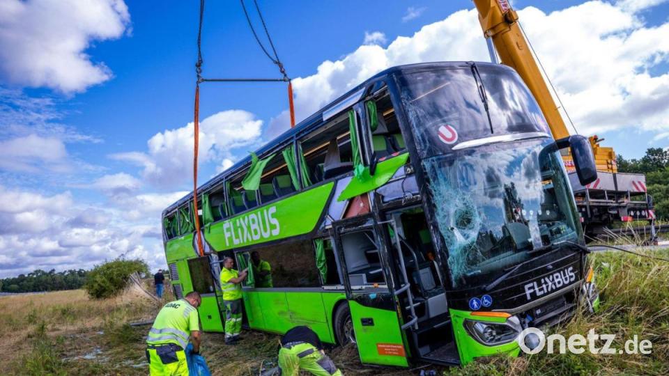Per Kran sollte der verunfallte Bus geborgen werden. Bild: Jens Büttner/dpa