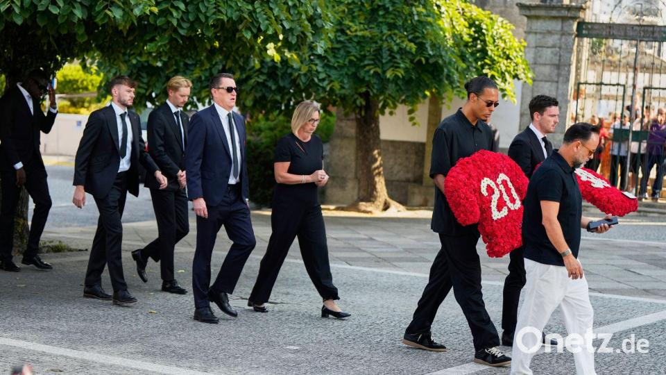 Liverpools Kapitän Virgil van Dijk geht mit einem Blumengebinde mit Diogo Jotas Rückennummer 20 zur Beerdigung. Bild: Manu Fernandez/AP/dpa