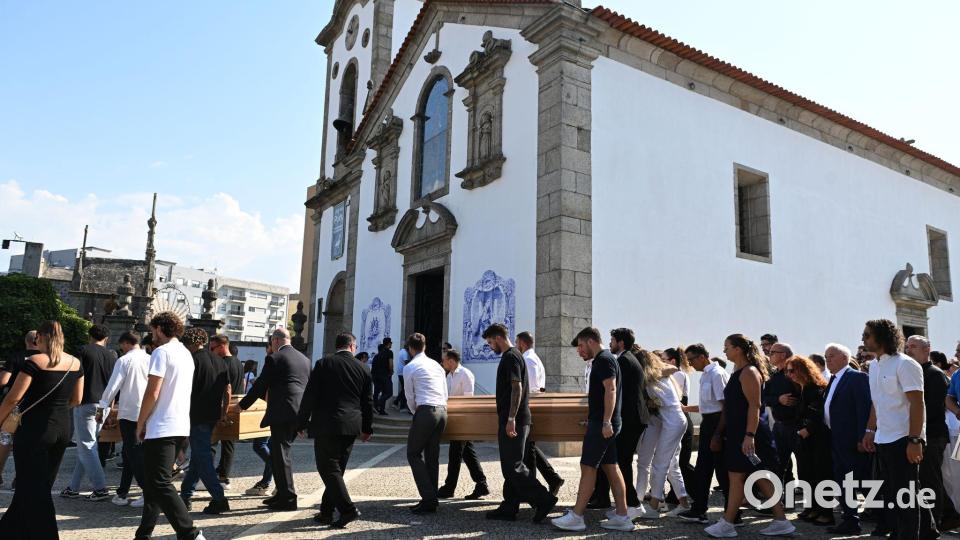 Die Särge von Diogo Jota und seinem Bruder André Silva werden in die Kirche Igreja Matriz de Gondomar getragen. Bild: Pa/PA Wire/dpa