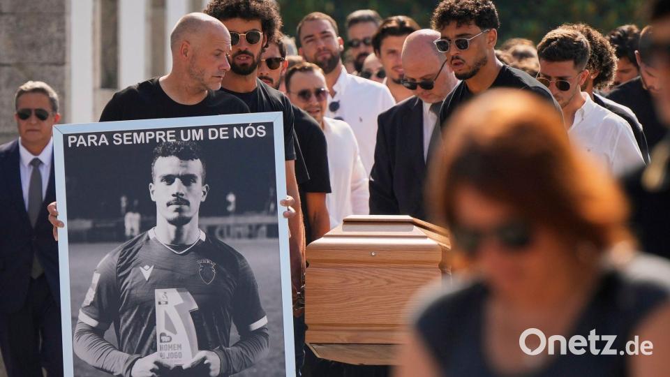 Der Sarg von André Silva wird in die Kirche von Gondomar getragen. Bild: Manu Fernandez/AP/dpa