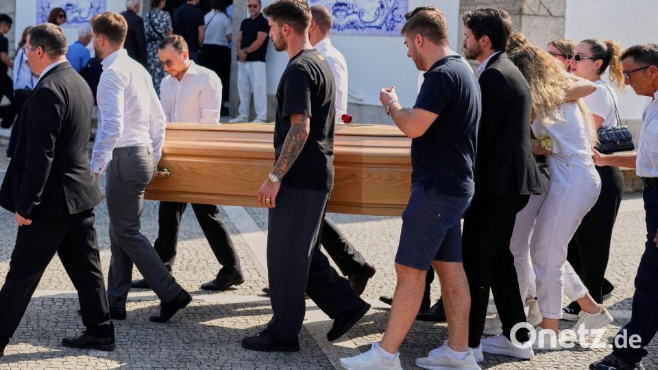 Der Sarg wurde nach der Trauerfeier aus der Kirche getragen. Bild: Manu Fernandez/AP/dpa