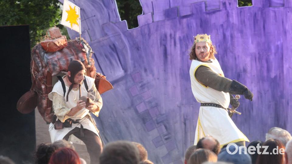 König Artus reitet mit seinem Diener Patsy ein. Bild: Hirsch
