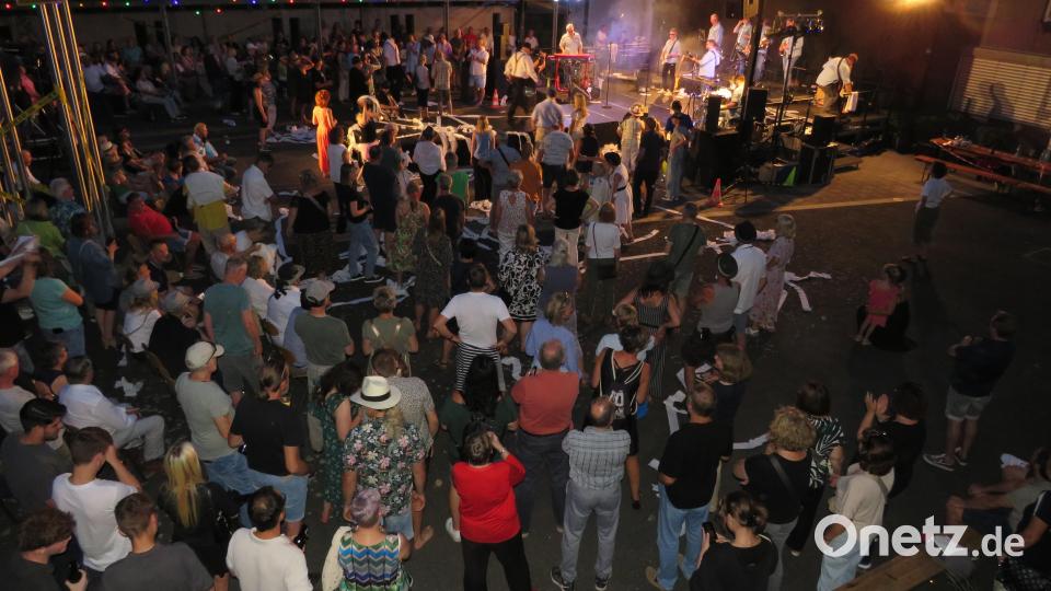 Mitmachen bis in die Nacht war angesagt beim Serenaden-Auftakt in Altenstadt/WN. Bild: adj
