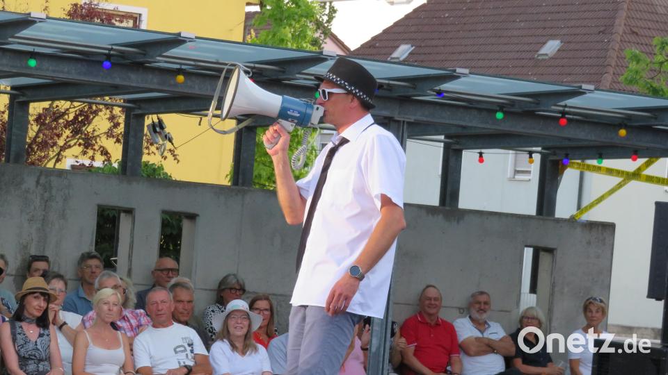 Der Bürgermeister kündigt die &quot;Blues Brothers&quot; an. Bild: adj