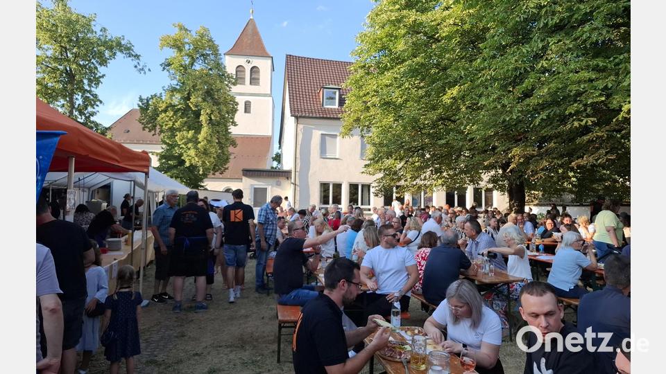 Im Schatten der Jakobskirche lässt es sich bestens feiern. Alljährlich ist das Weinfest beliebter Anlaufpunkt in Schirmitz. Bild: ise