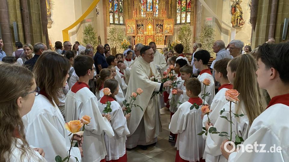 Am Ende gab es Rosen für den Jubilar. Bild: aub