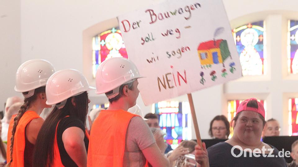 Mit Transparenten taten die Betroffenen ihre Forderung kund. Bild: Hirsch