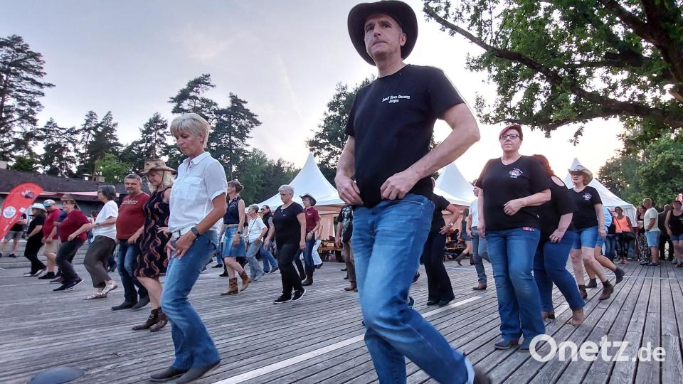 Das Line-Dance-Tanzen beherrschen die Line Dancer doch am besten. Bild: Kunz