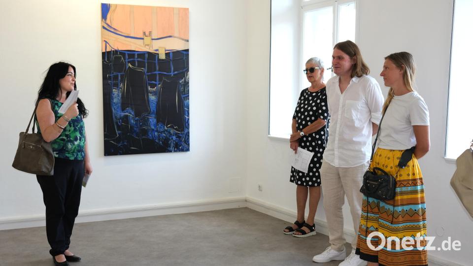 Künstlerin Camille Tsvetoukhine und Künstlerhausleiter Jürgen Dehm (von rechts) führen die Besucher durch die Kebbel Villa, die aktuell zwei Ausstellungen zeigt. Bild: Hirsch