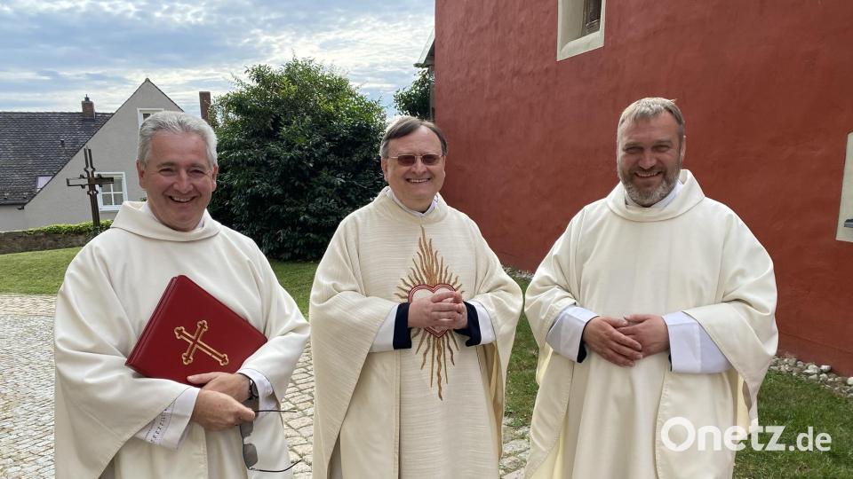 Jubilar Pater Gregor Lenzen CP (Mitte) mit seinem Mitbruder Pater Vinzenz (rechts) und Stadtpfarrer Hannes Lorenz (links) vor dem gemeinsamen Gottesdienst. Bild: aub