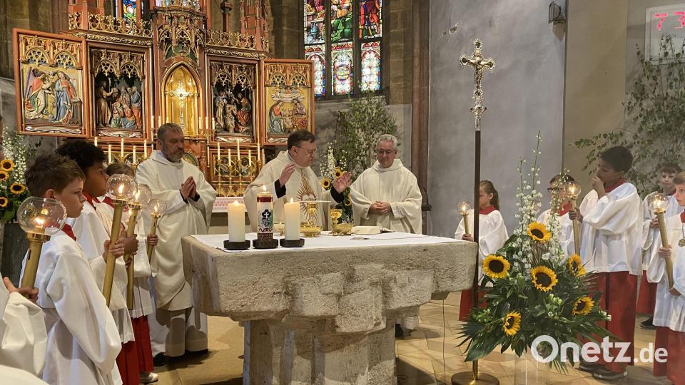 Vor 40 Jahren hatte Pater Gregor Lenzen an diesem Altar als Neupriester seine erste Messe in seiner Heimatgemeinde gefeiert. Zum Jubiläum kehrte er an diesen Ursprungsort zurück. Bild: aub