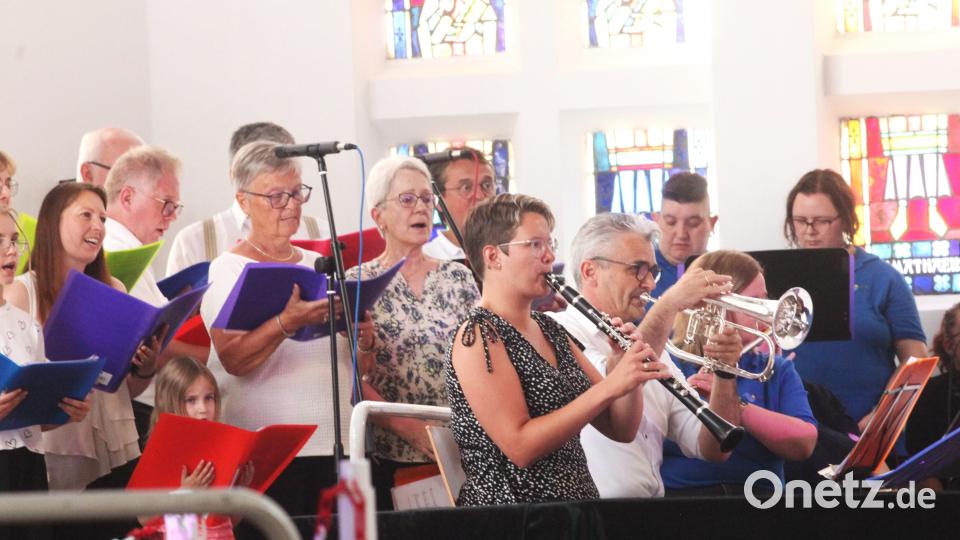 Beim inklusiven Musical wirkten auch Mitglieder des Musikvereins Wackersdorf-Steinberg mit. Bild: Hirsch