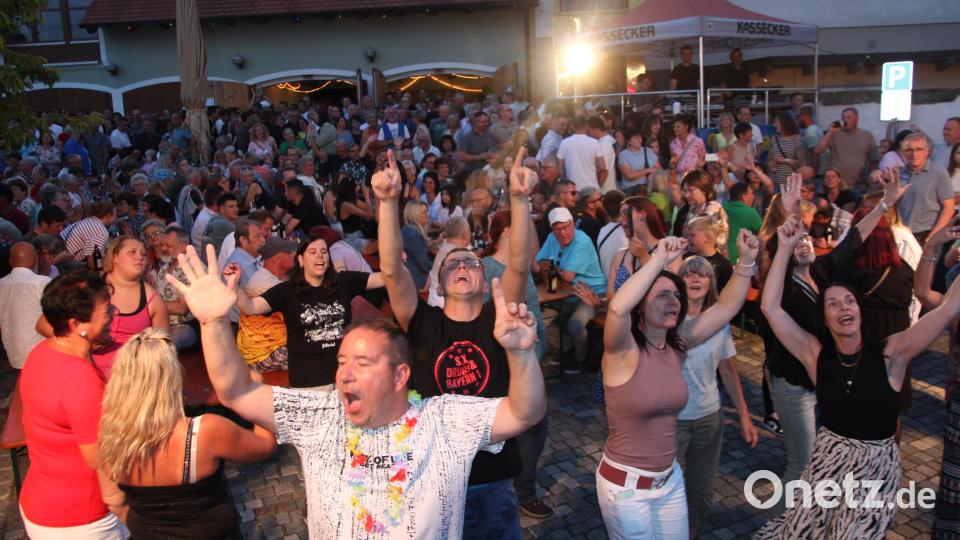 Es herrscht eine tolle und ausgelassene Stimmung im Rathaushof. Bild: kro