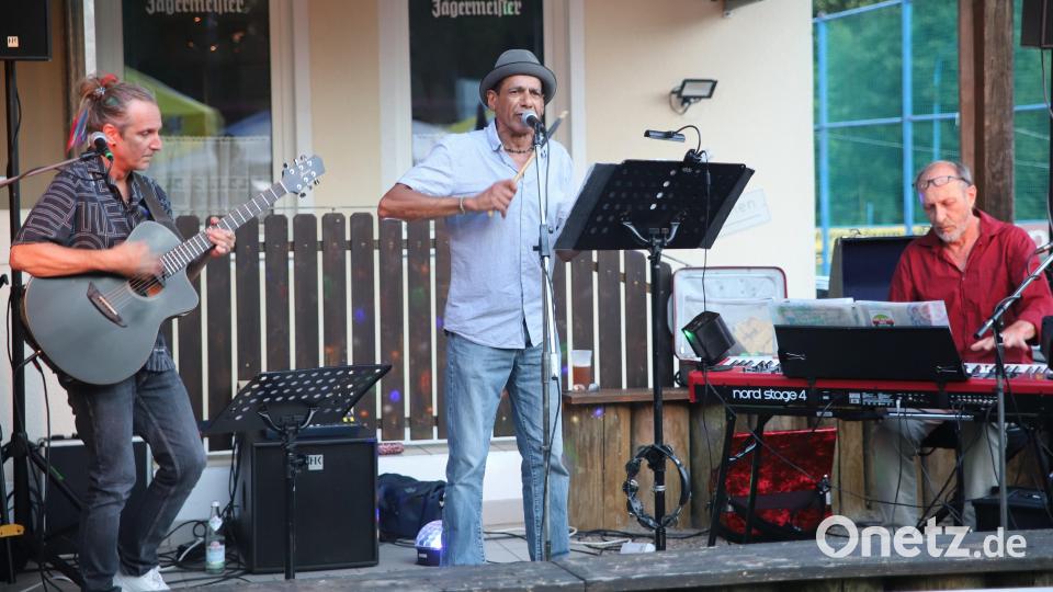Die Band &quot;Burst&quot; aus Amberg in Aktion. Bild: war