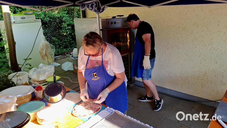 Andreas Hochwart blickt prüfend in den Ofen, Er und seine Frau Manuela stemmen alljährlich allein den Pizzastand. Bild: ise